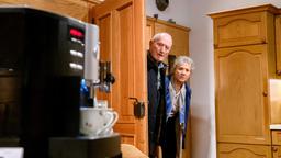 Alfons (Sepp Schauer) und Hildegard (Antje Hagen) wundern sich über ihre neue Kaffeemaschine, die sich lautstark selbst reinigt.
