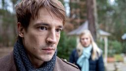 Alicia (Larissa Marolt, h.) warnt Viktor (Sebastian Fischer) davor, sich mit Christoph anzulegen.