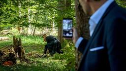 Als Christoph (Dieter Bach) Ariane (Viola Wedekind) dabei ertappt, wie sie im Wald gräbt, glaubt er, Karls Grab gefunden zu haben.