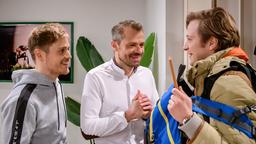 Als Gerry (Johannes Huth) überrachend wieder nach Hause kommt und kundtut in Bichlheim bleiben zu wollen, ist die Freude bei Max (Stefan Hartmann) und Erik (Sven Waasner) groß.