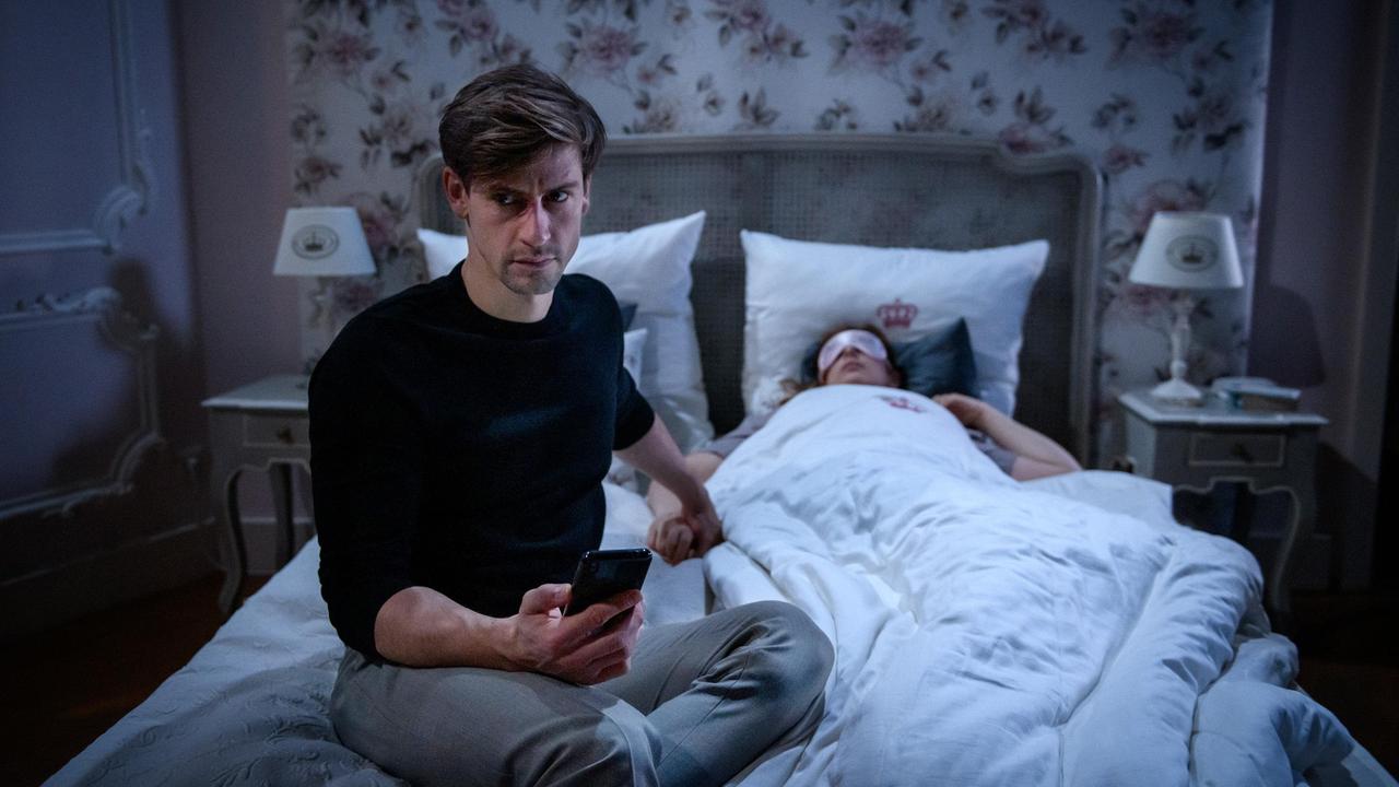 Als Paul (Sandro Kirtzel) bei Constanze (Sophia Schiller) übernachtet, lassen ihn seinen Schuldgefühle nicht zur Ruhe kommen.