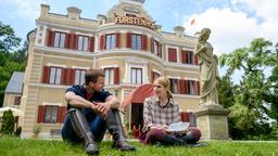 Amelie (Julia Gruber) und Tim (Florian Frowein) genießen ihre gemeinsame Zeit im Park des "Fürstenhof".