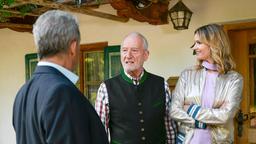 Amüsiert sieht Jessica (Isabell Ege) mit an, wie Alfons (Sepp Schauer) André (Joachim Lätsch) vor die Tür setzt.