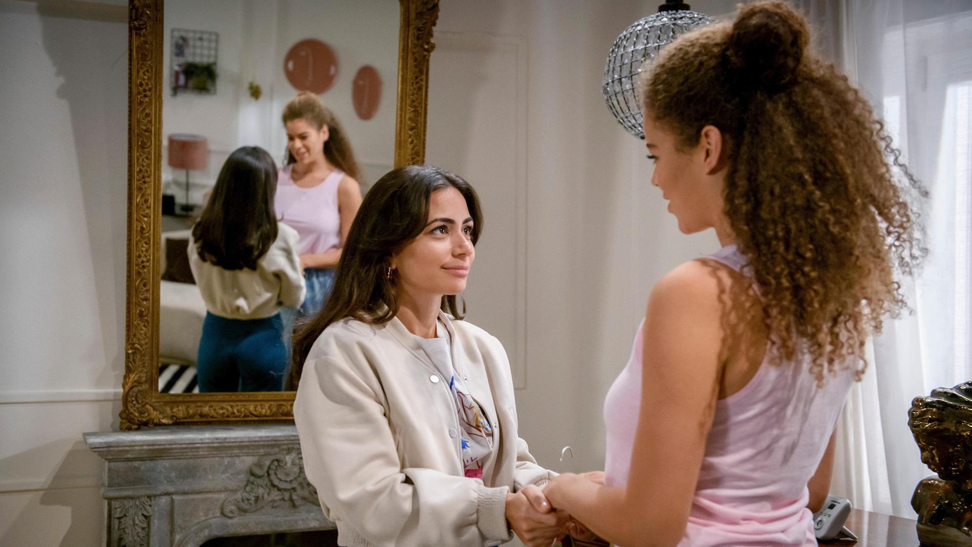 Ana (Soluna-Delta Kokol, r. mit Yeliz Simsek) bereitet sich wehmütig auf ihren Abschied von Wilma vor.