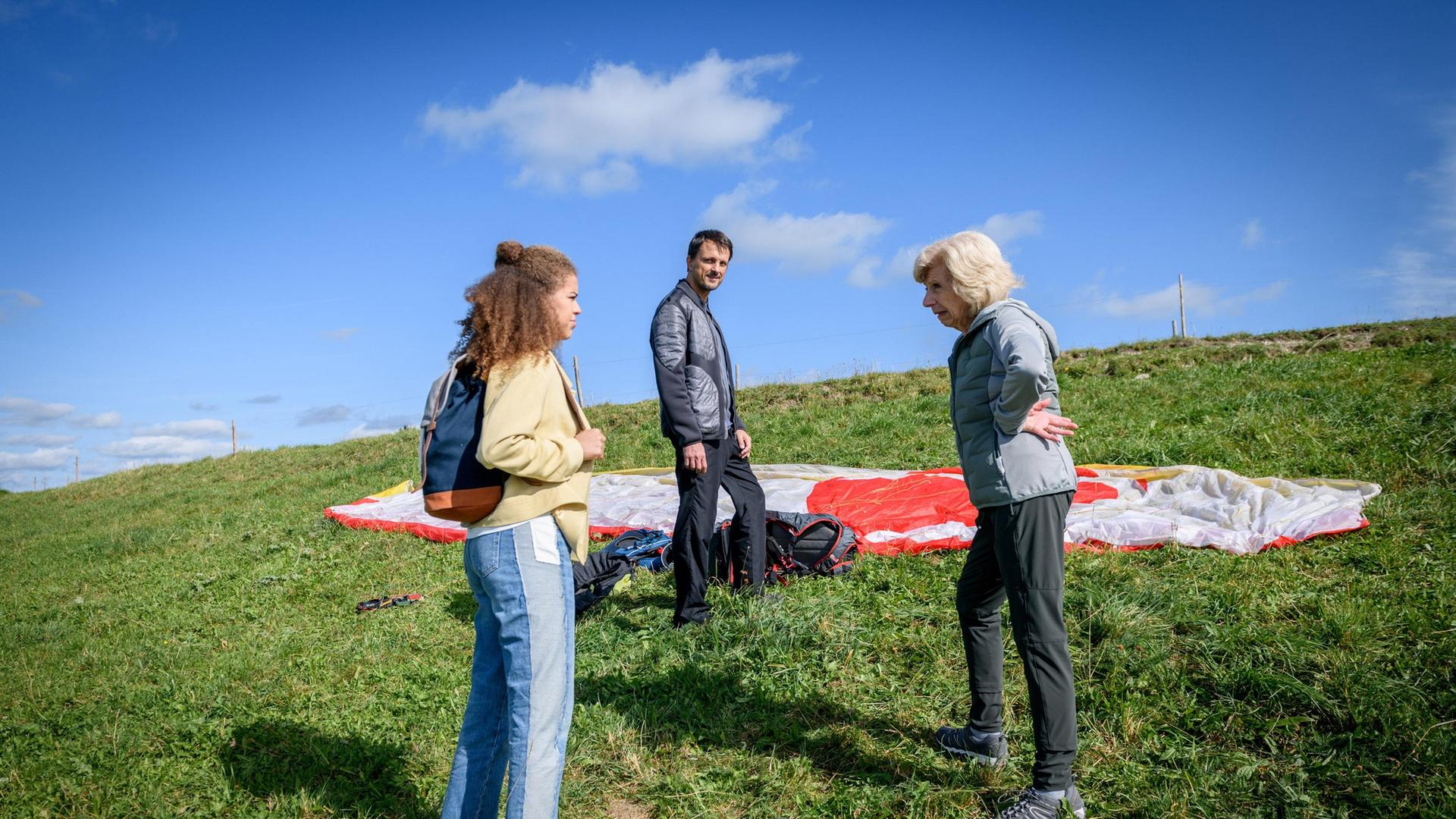 Ana (Soluna-Delta Kokol) ist erleichtert, als Wilma (Birgit Koch) das Paragliding wegen ihrer Gesundheit verwehrt wird.