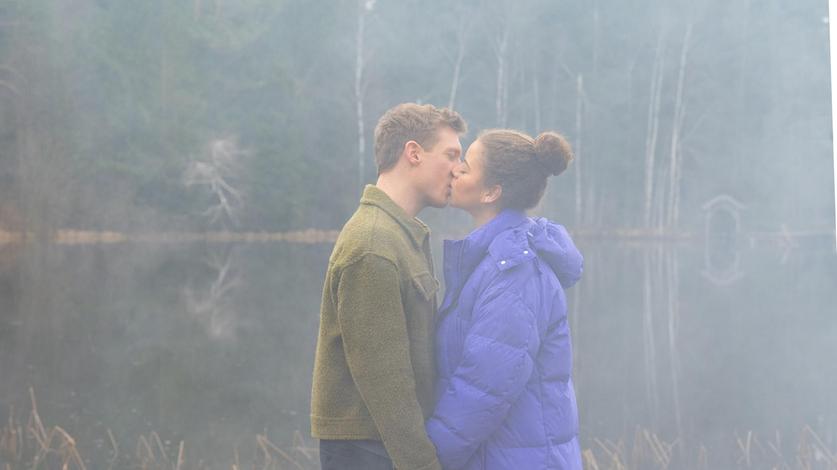 Ana (Soluna-Delta Kokol) träumt, dass sie und Vincent sich küssen.