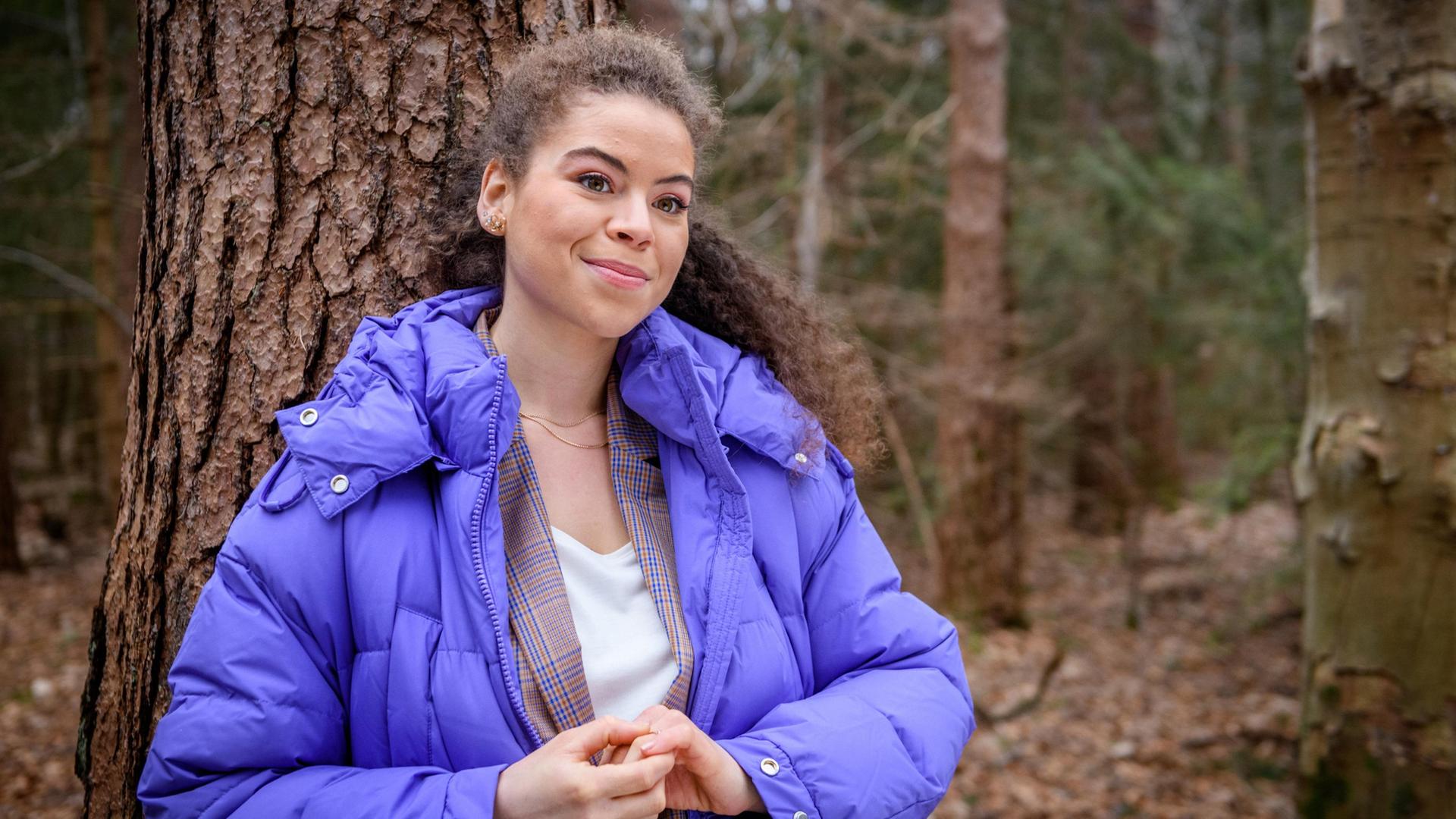 Ana (Soluna-Delta Kokol) träumt glücklich von ihrer Zukunft mit Philipp.