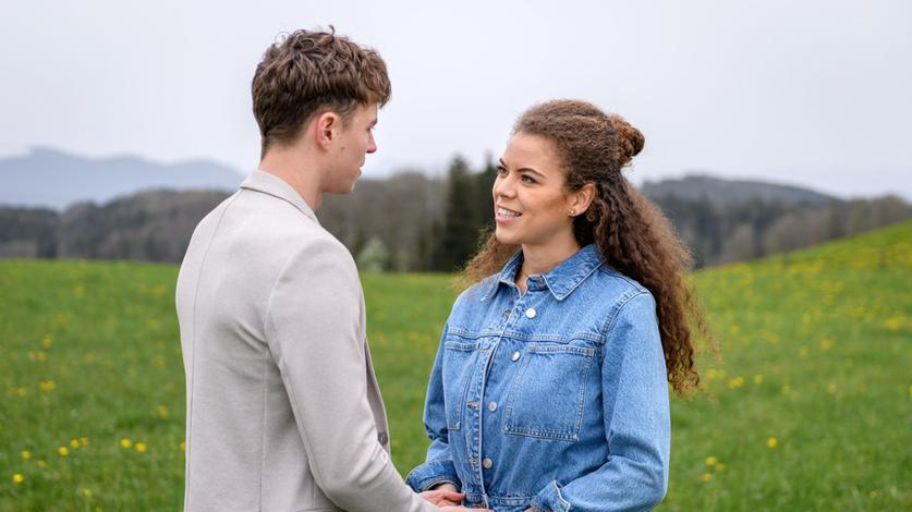 Ana (Soluna-Delta Kokol) und Philipp (Robin Schick) überlegen, wer ihre Trauzeugen werden sollen.