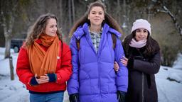 Ana (Soluna-Delta Kokol, M. mit Daniela Galbo, l. und Yeliz Simsek) will versuchen, sich ihres Erbes würdig zu erweisen.