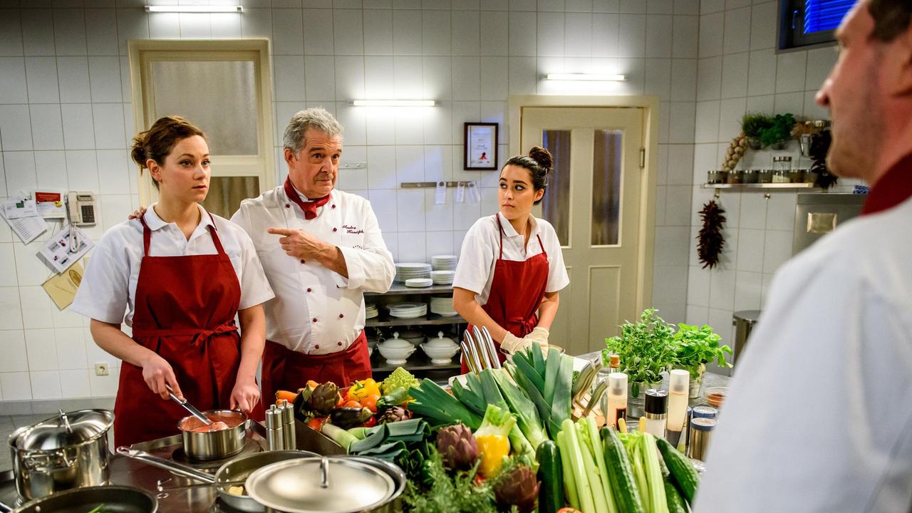 André (Joachim Lätsch) überträgt Tina (Christin Balogh) die Verantwortung für das Küchenpersonal (Komparsen).