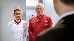 André (Joachim Lätsch) und Greta (Laura Osswald) sind Robert (Lorenzo Patané, vorne) dankbar, dass er Greta eine Chance geben will.