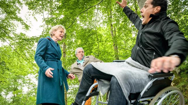 André (Joachim Lätsch) verliert vor Linda (Julia Grimpe) die Nerven und versetzt dem Rollstuhl von Dirk (Markus Pfeiffer) einen Tritt.