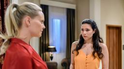 Annabelle (Jenny Löffler) lässt ihre Schwester Denise (Helen Barke) bewusst leiden.