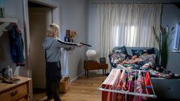 Annabelle (Jenny Löffler) schafft es unbemerkt in die Wohnung von Denise (Helen Barke) zu gelangen, wo ihre Schwester und Joshua (Julian Schneider) ahnungslos schlafen. Wird sie die beiden erschießen?