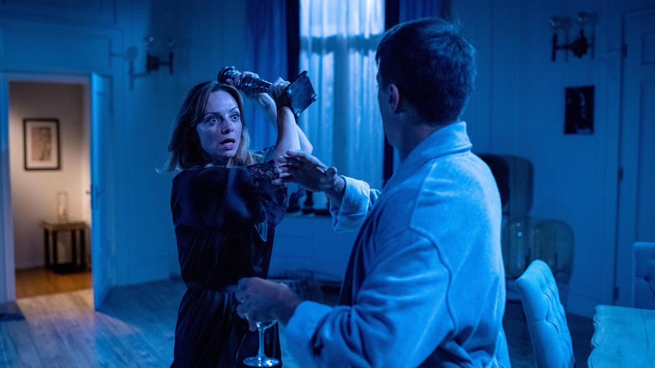 Ariane (Viola Wedekind) hält Robert (Lorenzo Patané) für einen Einbrecher.