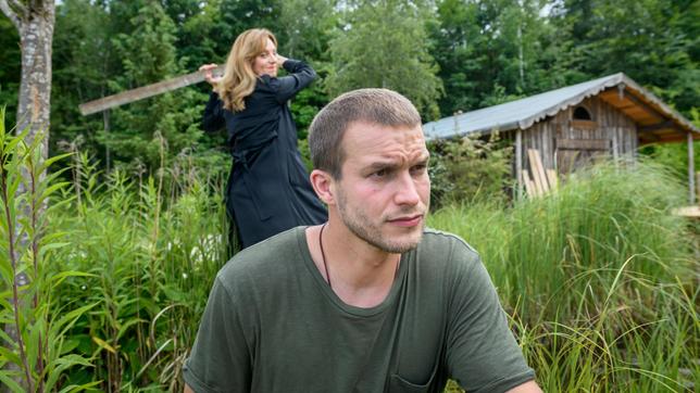 Ariane (Viola Wedekind, hinten) kann nicht zulassen, dass Tim (Florian Frowein, vorne) ihren Plan durchkreuzt.