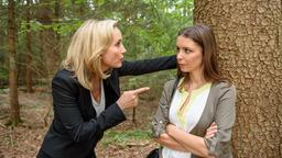 Beatrice (Isabella Hübner) ärgert sich vor Alina (Martina Schölzhorn) über ihre Unbeherrschtheit.