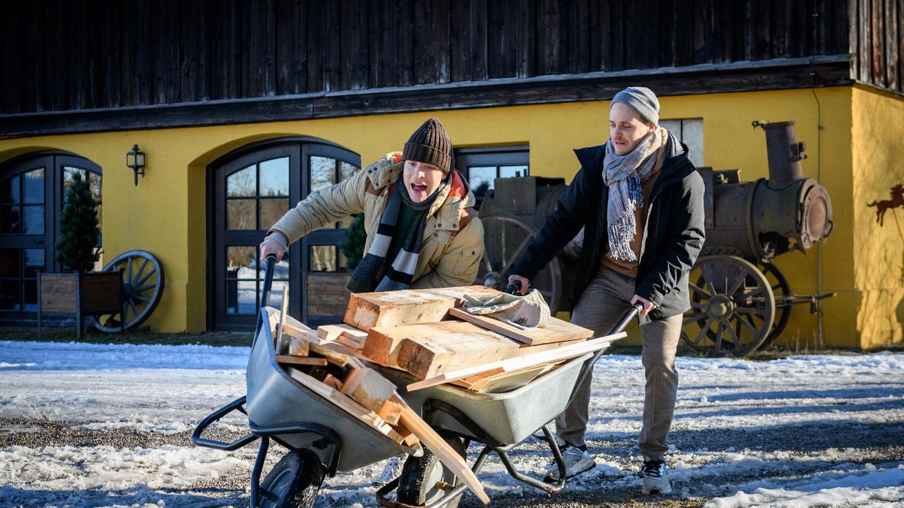 Beim Herumalbern mit seinem Bruder Max (Stefan Hartmann) fallen Gerry (Johannes Huth) Holzteile auf den Fuß ...