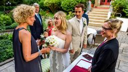 Bei der Trauung: Natascha übergibt Desirée einen Brautstrauß
