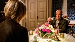 Charlotte (Mona Seefried) und Arwed (Peter Nottmeier) verbringen einen romantischen Abend miteinander.