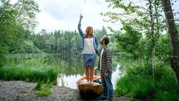 Constanze (Sophia Schiller) lädt Florian (Arne Löber) zu einem romantischen Bootsausflug ein.