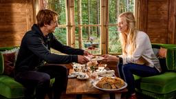 Da Christoph Alicia (Larissa Marolt) versetzt, kommt Viktor (Sebastian Fischer) unerwartet in den Genuss eines romantischen Frühstücks mit ihr.