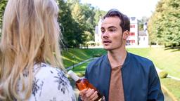 David (Michael N. Kühl) macht Desirée (Louisa von Spies) klar, dass er versucht, Tinas Hochzeitspläne zu akzeptieren.