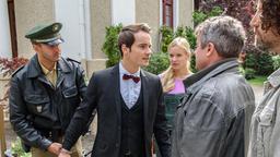 David (Michael N. Kühl) wird von Kommissar Meyser (Christoph Krix) und den Polizisten (Komparsen) vor Luisas (Magdalena Steinlein) Augen abgeführt.