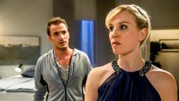 Desirée (Louisa von Spies) zeigt Adrian (Max Alberti) die kalte Schulter, da dieser Clara bei der Suche nach Melli geholfen hat.