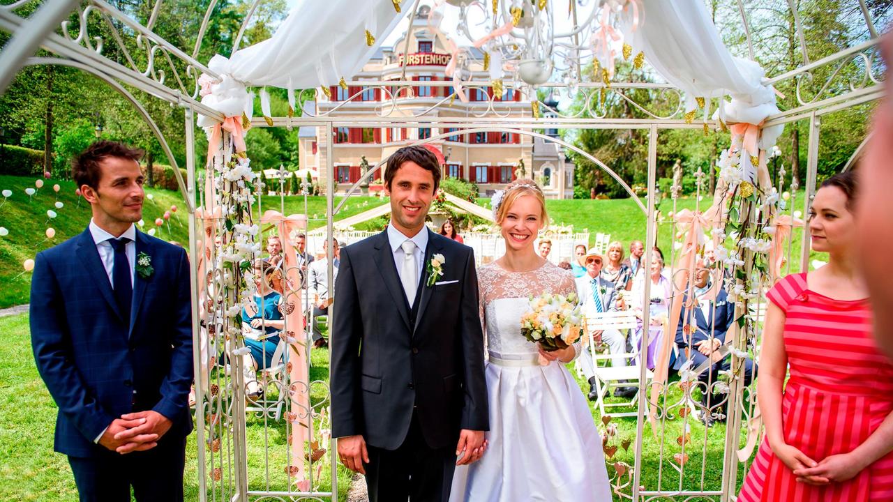 L'amore ha trionfato: Luisa (Magdalena Steinlein) e Sebastian (Kai Albrecht), infine, stanno davanti all'altare.  Il groomsmen Tina (Christin Balogh) e Adrian (Max Alberti) gioire con loro sul matrimonio romantico nel parco degli alberghi a cinque stelle "Fürstenhof".