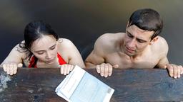 Ein Tag am See: Beim gemeinsamen Lernen für Romys (Désirée von Delft) Prüfung passiert (Paul (Sandro Kirtzel) ein Missgeschick.