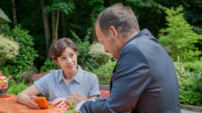 Eleni (Dorothée Neff) gerät in ein Dilemma, als Markus (Timo Ben Schöfer) sie bittet, bei der Hochzeit den Familienschmuck der Schwarzbachs zu tragen.
