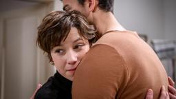 Eleni (Dorothée Neff) ist froh, dass Leander (Marcel Zuschlag) in dieser schwierigen Situation verständnisvoll für sie da ist.