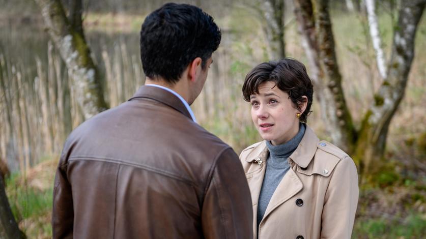 Eleni (Dorothée Neff) teilt Leander (Marcel Zuschlag) schweren Herzens ihren Entschluss mit.