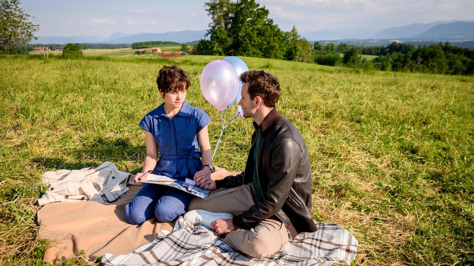 Eleni (Dorothée Neff) und Julian (Tim Borys) schreiben einen Brief an ihr ungeborenes Kind.
