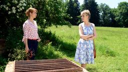 Ella (Victoria Reich) trifft Rebecca (Julia Alice Ludwig) an der idyllischen Brunnenruine. Als sie bemerkt, dass auch William dort ist, überkommt sie sofort wieder die Eifersucht.