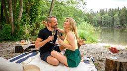 Erik (Sven Waasner) und Yvonne (Tanja Lanäus) haben ein romantisches Picknick geplant, doch etwas Unvorhergesehenes kommt dazwischen.