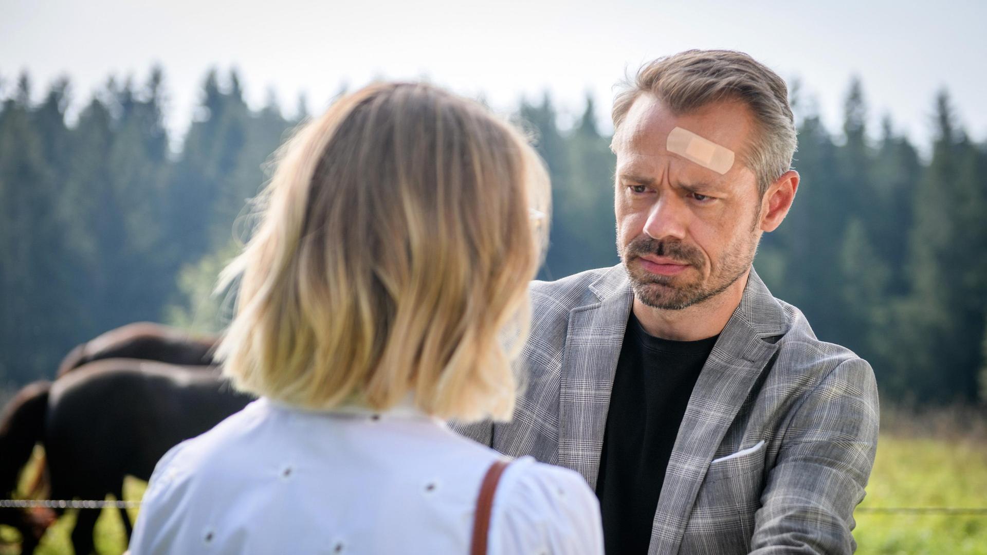 Erik (Sven Waasner) verbirgt vor Josie (Lena Conzendorf), in welch desolater Verfassung er sich befindet.