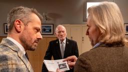 Erik (Sven Waasner, l. mit Sepp Schauer, M. und Erich Altenkopf) wird mit einem Blitzerfoto konfrontiert, das ihn als Fahrer des gestohlenen Shuttles zeigt.