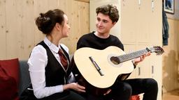 Fabien (Lukas Schmidt) schenkt Romy (Désirée von Delft) zur Ablenkung von ihrem Kummer eine Gitarre.