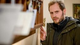 Florian (Arne Löber) ist irritiert, als er mitbekommt wie Maja Werner um einen Vorschuss bittet.