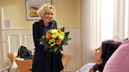 Natascha besucht Barbara im Krankenhaus