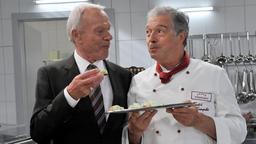 Sturm der Liebe: Werner und André in der Küche beim Essen