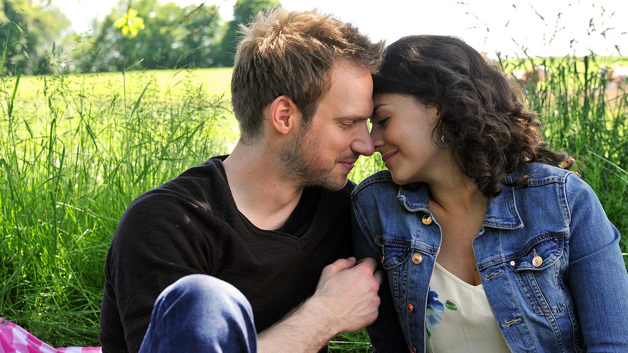 Sturm der Liebe: Leonard und Pauline beim Picknick auf einer Wiese