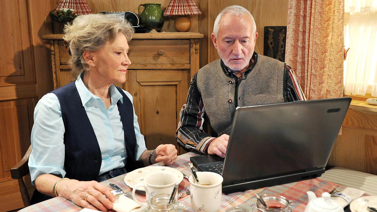 Sturm der Liebe Folge 2139: Alfons und Hildegard am Laptop