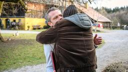 Gerry (Johannes Huth) umarmt Erik (Sven Waasner) stürmisch, als der ihm spontan anbietet, mit ihm eine WG zu gründen.