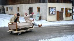 Gerry (Johannes Huth) und Merle (Michaela Weingartner) haben viel Spaß beim gemeinsamen Sofa-Transport.