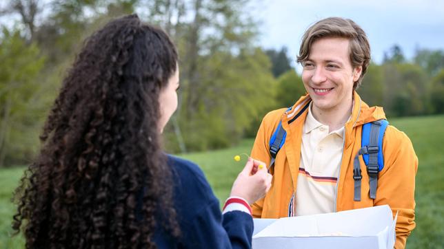 Gerry (Johannes Huth) verliebt sich unsterblich in Shirin (Merve Çakır).