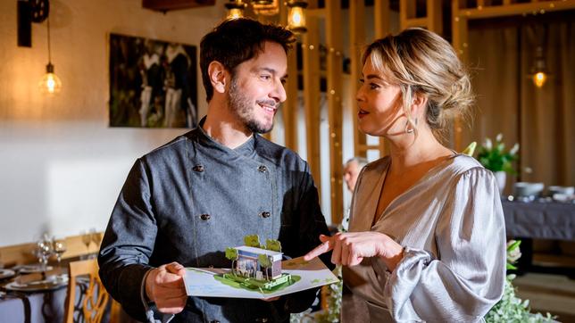 Greta (Laura Osswald) beruhigt Luis (Michael Baral), der kurz vor der Eröffnung nervös ist.