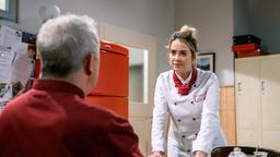Greta (Laura Osswald) fordert André (Joachim Lätsch) unmissverständlich auf, ihr beim Kochen zu helfen.